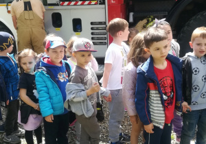 dzieci oglądają wóz strażacki